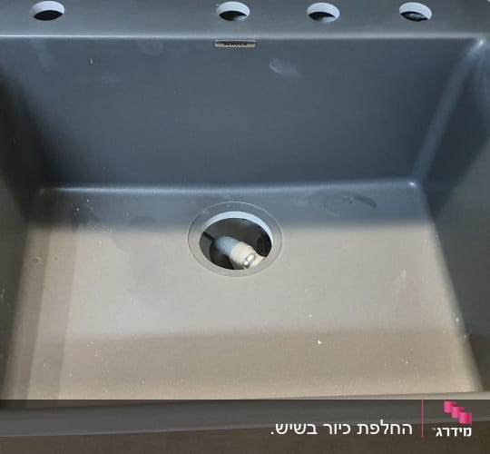 כיור אפור עם חורים לברזים ומשטח שיש